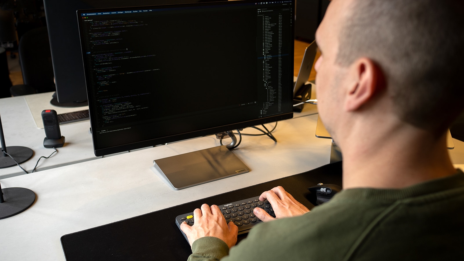 Lukas Krause bei der Arbeit an Webdesign-Code in Duisburg